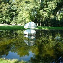 池にあるキノコの作品