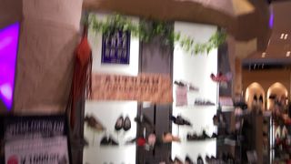 若い女性向けのシューズショップ