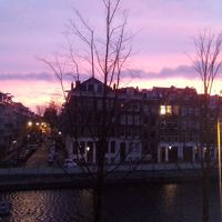 泊った日に部屋からみた現地時間八時の朝焼けです。