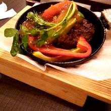 見た目はいいですが、肉汁が抜けた固いハンバーグ