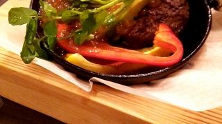 ハンバーグ専門店らしいが、サービス、味とも居酒屋？