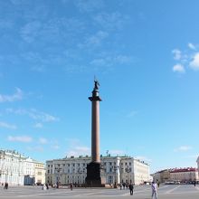 宮殿広場の中で高さが際立つ円柱。
