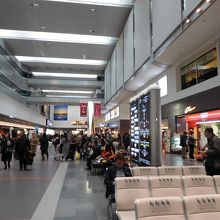 チェックインカウンター前