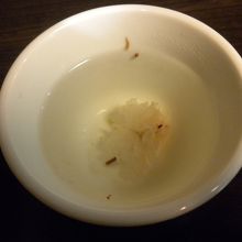 最初に供される桜湯。お茶も出ますがお水はセルフ。