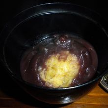 上に乗っている漉し餡を除けると黄色い粟が顔を出します