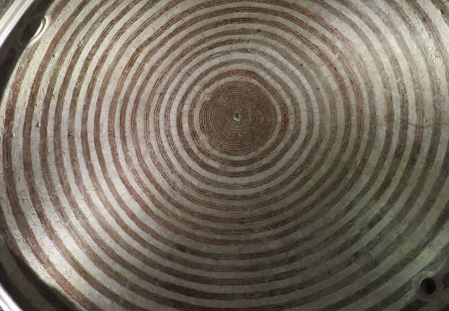 渦巻で目が回りそうな礼拝堂