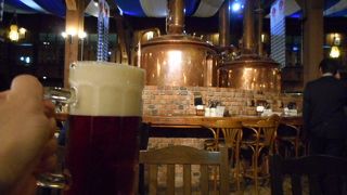 仕込み釜の前で飲めます