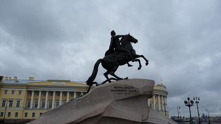 青銅の騎士像は、躍動感にあふれています。
