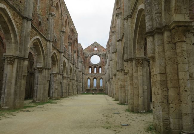 シエナ郊外の廃墟修道院