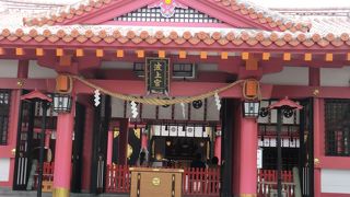 崖の上に鎮座する神社、狛犬はシーサー！