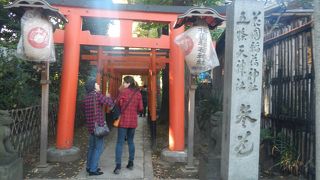 鳥居をくぐって本殿へ