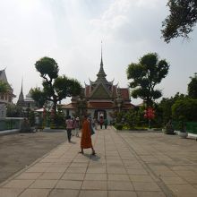 船を下りてすぐです。