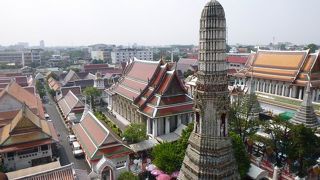 地元の人が熱心にお祈り