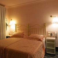 腰かけて寛ぐ事はできないほどベッドの高さがあります