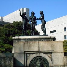 かつては陸軍の牙城であった地に、こんな裸婦像が…