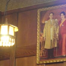 店内に貼られた絵、タイの王様？
