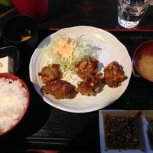 最初は，唐揚げが5個出てきて。その後は，おかわり自由。