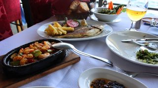 シーフードレストランが並ぶ