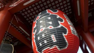 日本橋小舟町から奉納された大きな提灯が下がっています