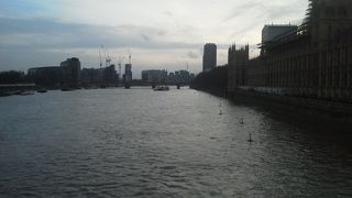 水の色は泥色でした