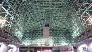金沢駅を出ると、頭上にとっても大きなドームが！