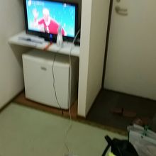 ３畳一間。テレビと冷蔵庫だけ