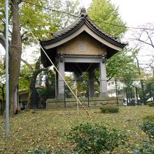 中国仏教徒から贈られた「幽冥鐘」を左手に見ながら進むと…