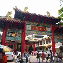 病院名が書かれた門。