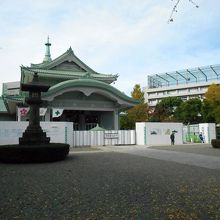 「東京都慰霊堂」の大きな建物が目に入ります