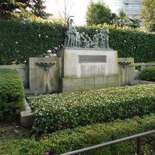 「東京都慰霊堂」脇には、「震災遭難児童弔魂像」があります