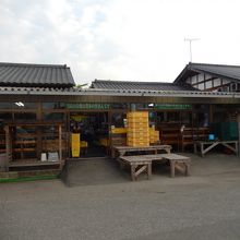 農産物やお土産類が売られています