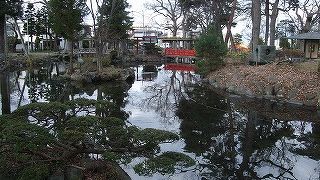 歴史の古い国分寺薬師堂を囲む庭園で、桜の名所にもなっている
