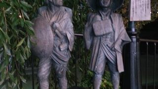 三条大橋の側にあります。