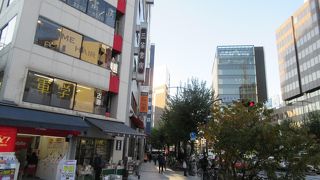 味自慢のレストランや古書店の数々が