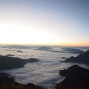 タイ国境の山頂に広がる満点の星空と雲海！