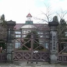 本館主翼部とこの正門も国重要文化財指定