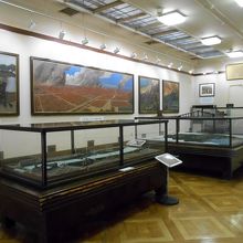 ２階の中央部分には徳永柳州画伯の大画などがありました