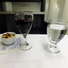 厚いグラスでワインも提供