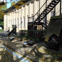 建物側面は「震災記念屋外ギャラリー」になっていました