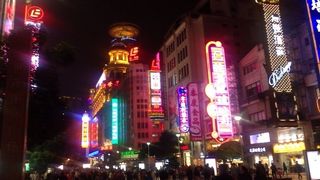 夜まで明るく安心の歩行者天国