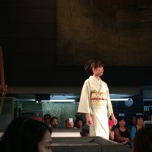 西陣織会館、着物ショー。やはり美人は得です…（悲）。