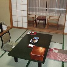 １０畳の和室に広縁付き、バス・トイレもついています