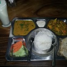 ターリー（US$4）とラッシーでUS$5.25