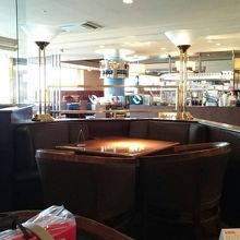 店内は広くてとても居心地がよいお店です