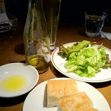 サラダにパン　パンは追加できます