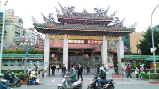 地元の方々の信仰を集めている寺院