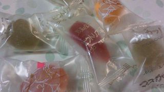 ゼリーを　トコトン極めれば、　ジュエリー（宝石）になる