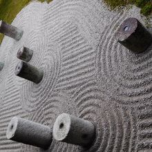 東庭。北斗七星の形に石が並べてあります。