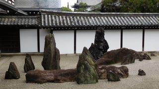 東福寺方丈の庭園は４っつの庭が楽しめます。紅葉の時期は通天台からの洗玉澗の眺めも良いです。