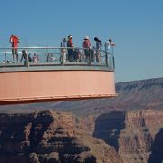 足元がスケスケの道を歩き、カメラ類持ち込み禁止です。